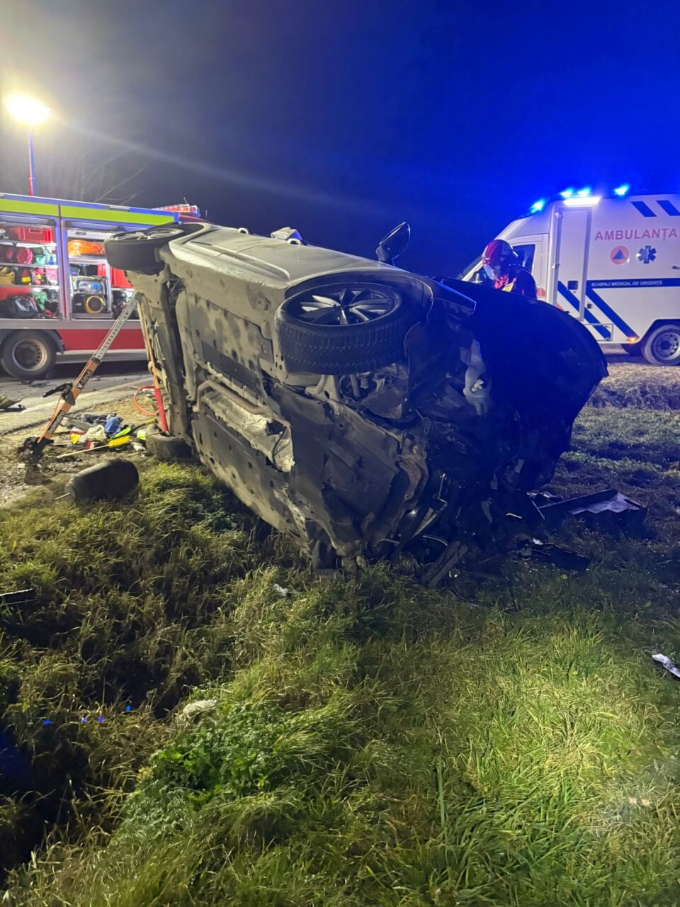 Șofer încarcerat după un impact între un autoturism și un autotren Șofer încarcerat după un impact între un autoturism și un autotren