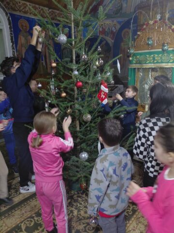 Tradiție, educație și spiritualitate în proiectul „O brad frumos! 2025” – Un proiect educațional care a unit școala, familia și Biserica în spiritul Crăciunului