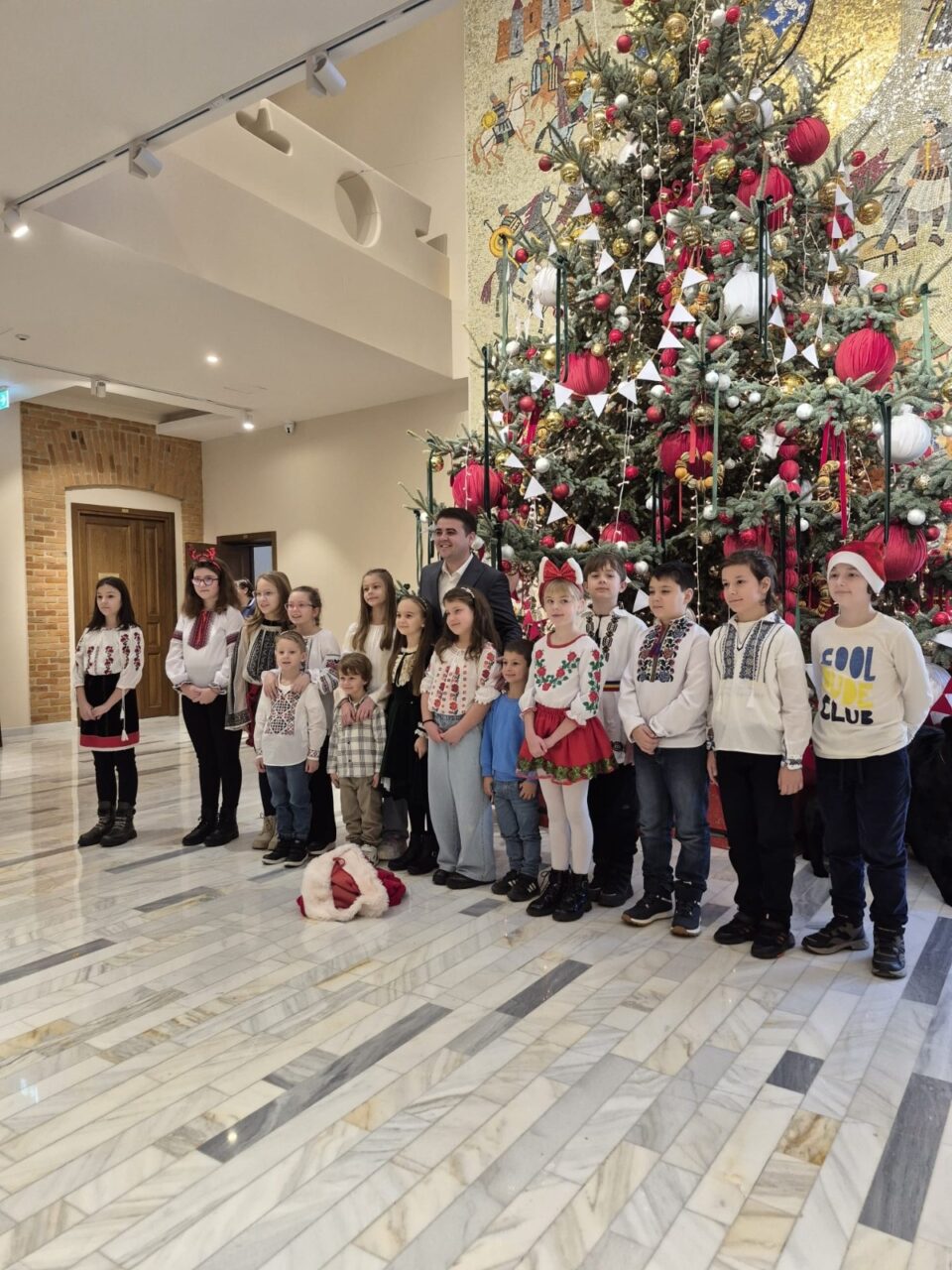 Colindători de la Școala „Ion Creangă” au oferit o ie tradițională fiului președintelui CJ Suceava, Gheorghe Șoldan