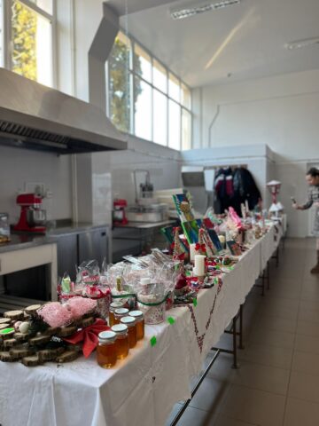 Târg caritabil de Crăciun, la Colegiul de Industrie Alimentară Suceava