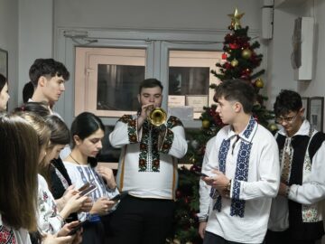Colinde în dar oferite redacției Monitorului de Suceava de Corul Asociației Tinerilor Ortodocși Suceveni