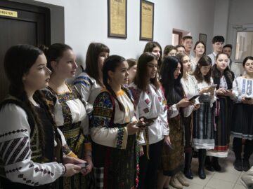 Colinde în dar oferite redacției Monitorului de Suceava de Corul Asociației Tinerilor Ortodocși Suceveni