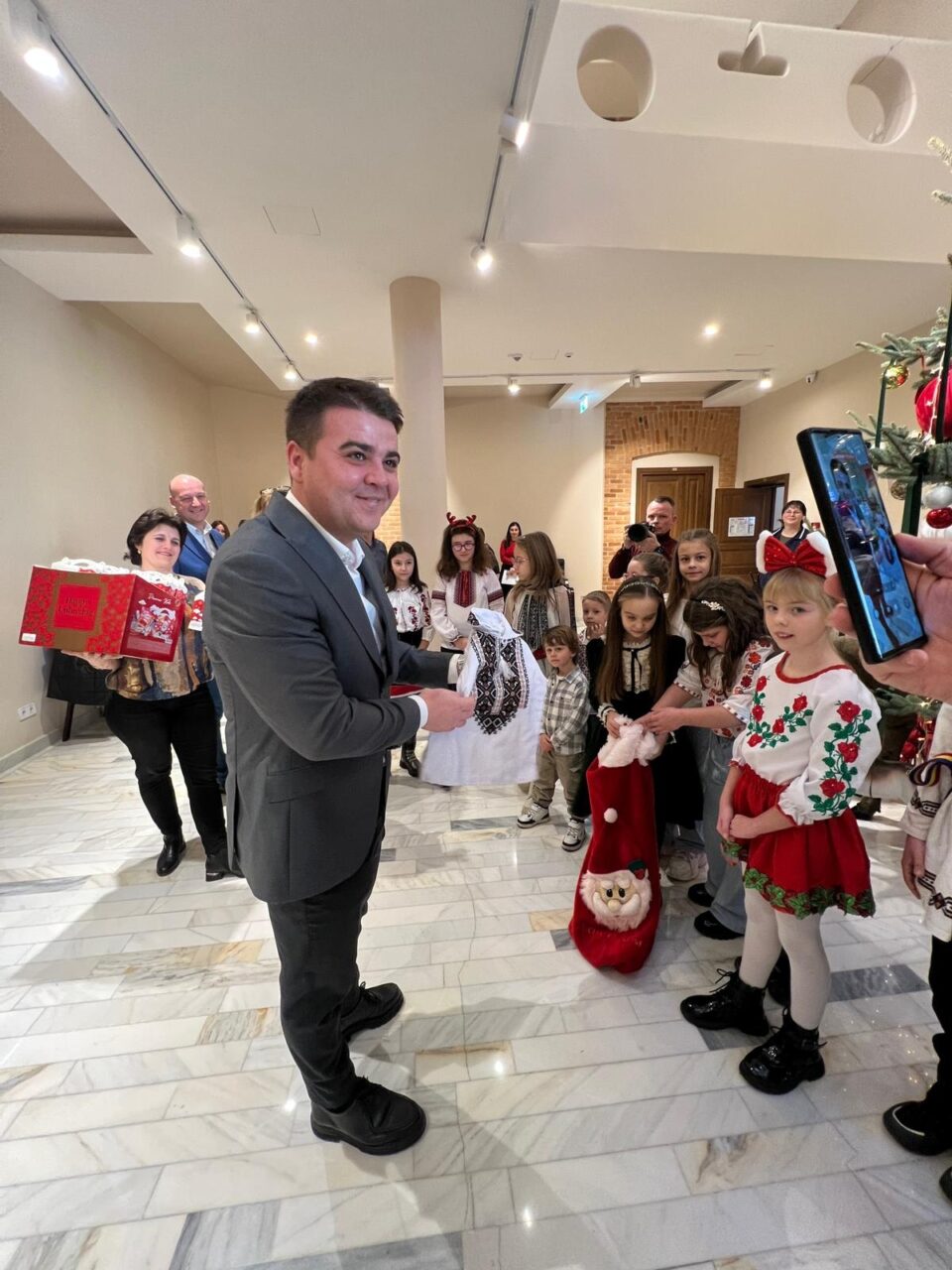 Colindători de la Școala „Ion Creangă” au oferit o ie tradițională fiului președintelui CJ Suceava, Gheorghe Șoldan
