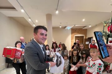 Colindători de la Școala „Ion Creangă” au oferit o ie tradițională fiului președintelui CJ Suceava, Gheorghe Șoldan