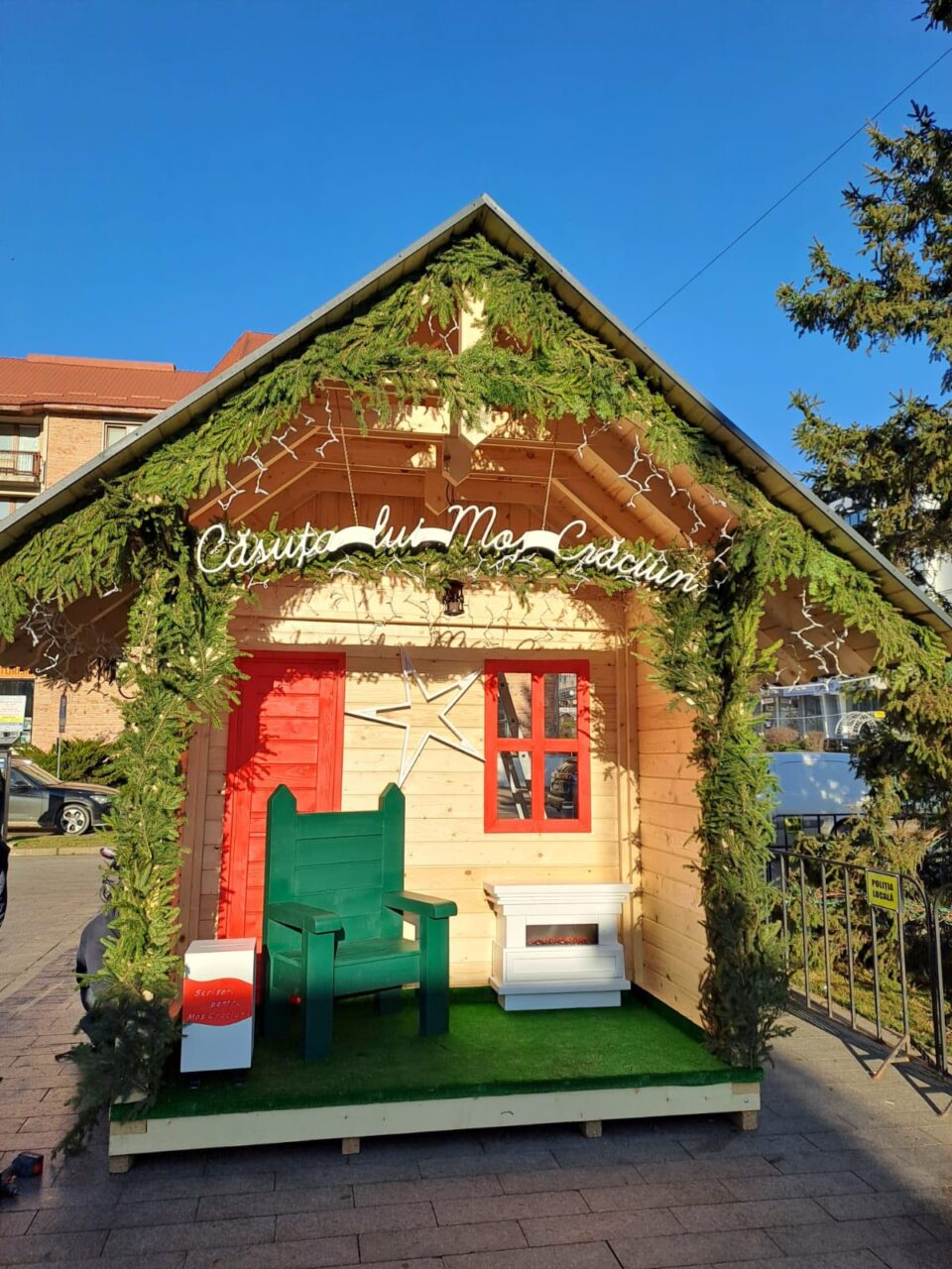Căsuța lui Moș Crăciun, deschisă copiilor în cadrul Târgului de Crăciun din centrul Sucevei