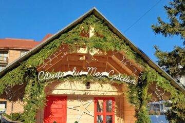 Căsuța lui Moș Crăciun, deschisă copiilor în cadrul Târgului de Crăciun din centrul Sucevei