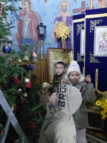 Tradiție, educație și spiritualitate în proiectul „O brad frumos! 2025” – Un proiect educațional care a unit școala, familia și Biserica în spiritul Crăciunului