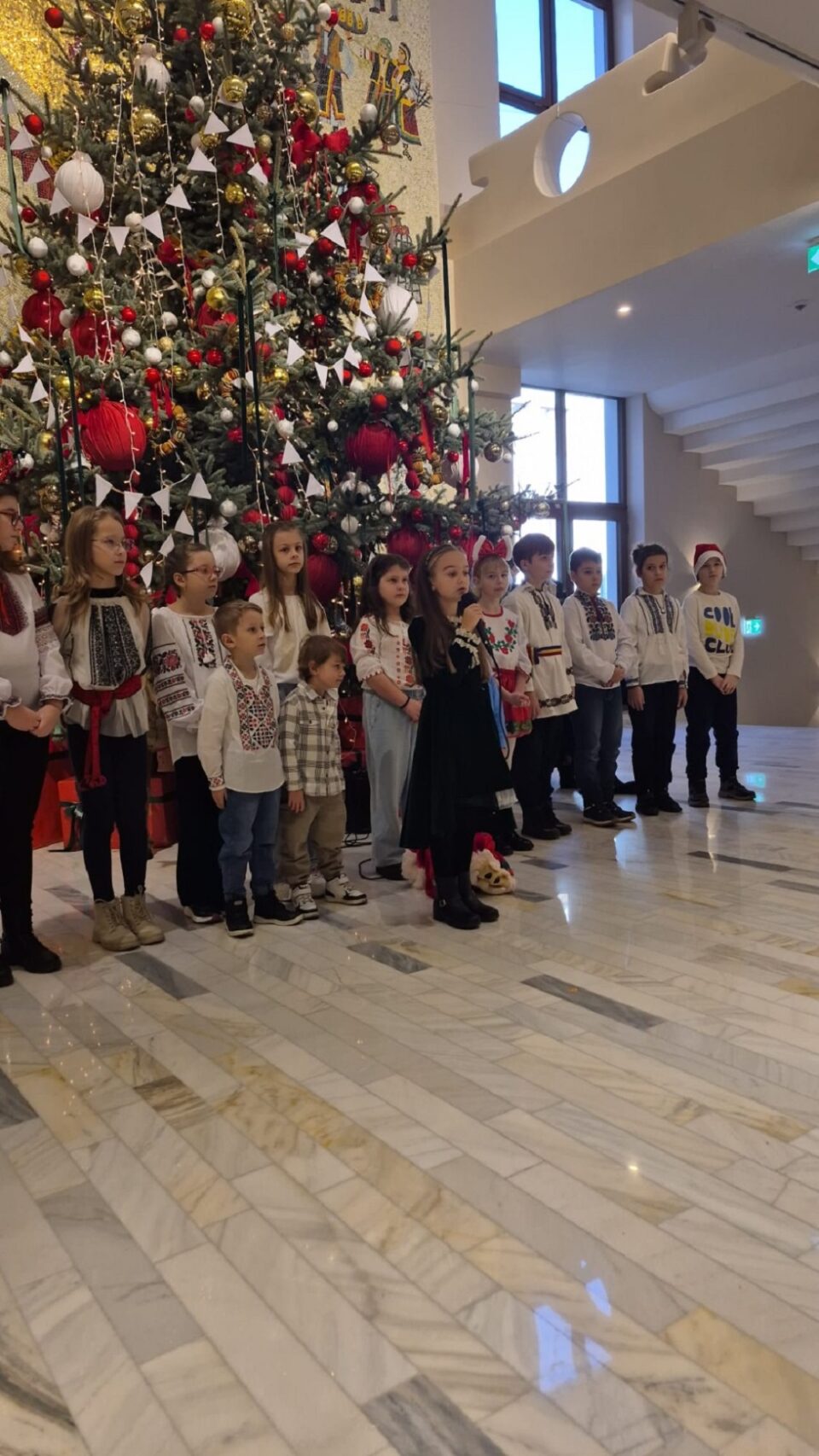 Colindători de la Școala „Ion Creangă” au oferit o ie tradițională fiului președintelui CJ Suceava, Gheorghe Șoldan