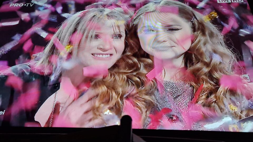 Alessia Pop, câștigătoarea trofeului și al marelui premiu de 100.000 euro al competiției „Vocea României” Alessia Pop, câștigătoarea trofeului și al marelui premiu de 100.000 euro al competiției „Vocea României”