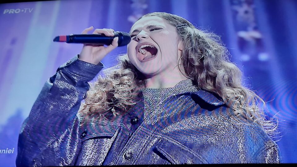 Alessia Pop, câștigătoarea trofeului și al marelui premiu de 100.000 euro al competiției „Vocea României”