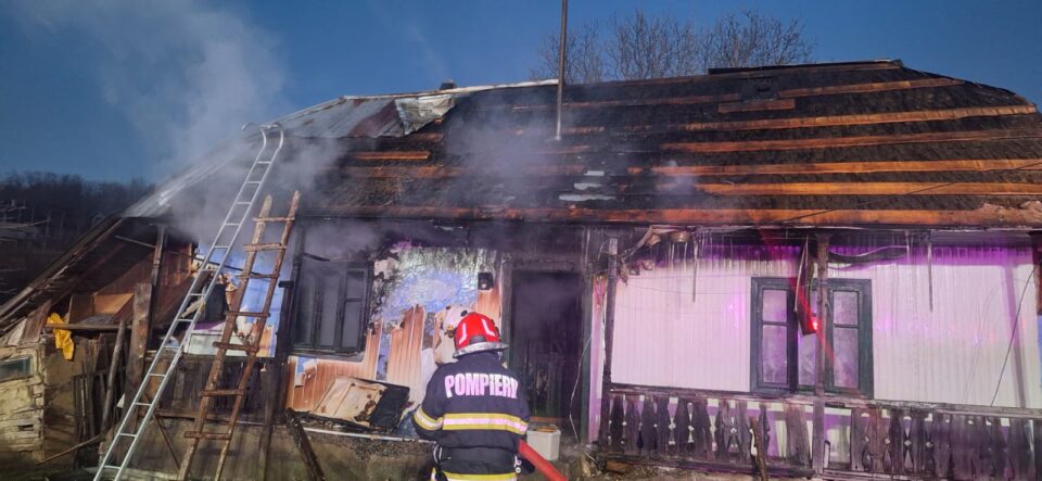 Casă distrusă de un incendiu pornit de la sobă