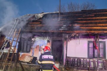 Casă distrusă de un incendiu pornit de la sobă