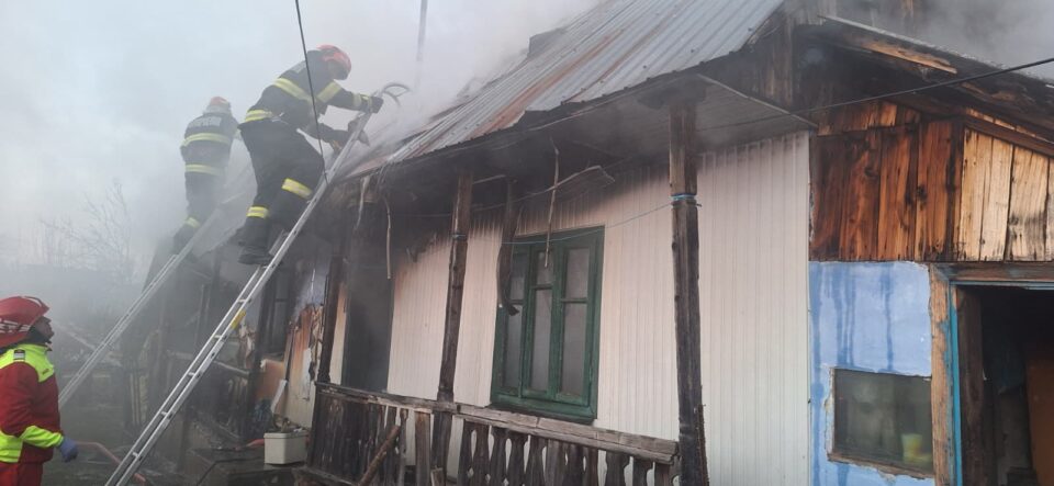 Casă distrusă de un incendiu pornit de la sobă