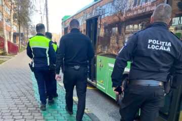 Razie a polițiștilor în autobuzele din municipiul Suceava. Au fost căutați hoți de buzunare și a fost depistat un hărțuitor sexual