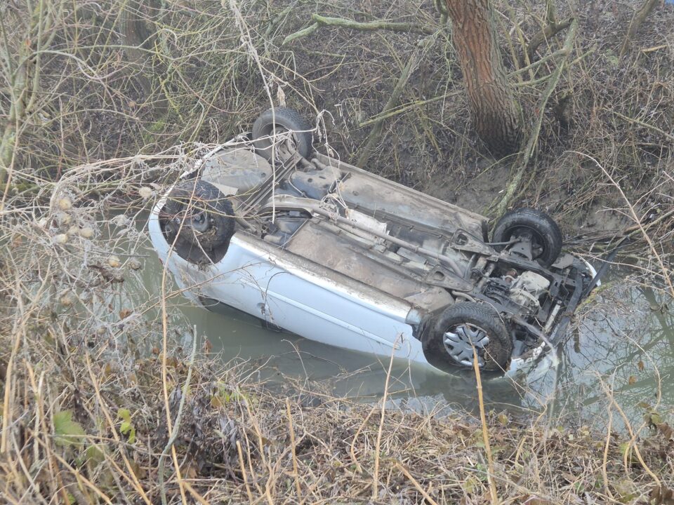 O tânără șoferiță a scăpat ușor după ce s-a răsturnat cu mașina într-un pârâu O tânără șoferiță a scăpat ușor după ce s-a răsturnat cu mașina într-un pârâu