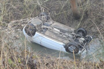 O tânără șoferiță a scăpat ușor după ce s-a răsturnat cu mașina într-un pârâu