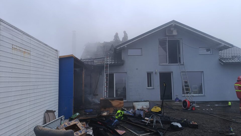 Casa unei familii cu 9 copii, cel mai mic de o lună de zile, afectată grav de un incendiu