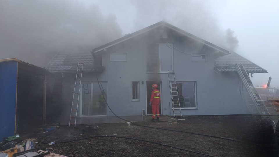 Casa unei familii cu 9 copii, cel mai mic de o lună de zile, afectată grav de un incendiu