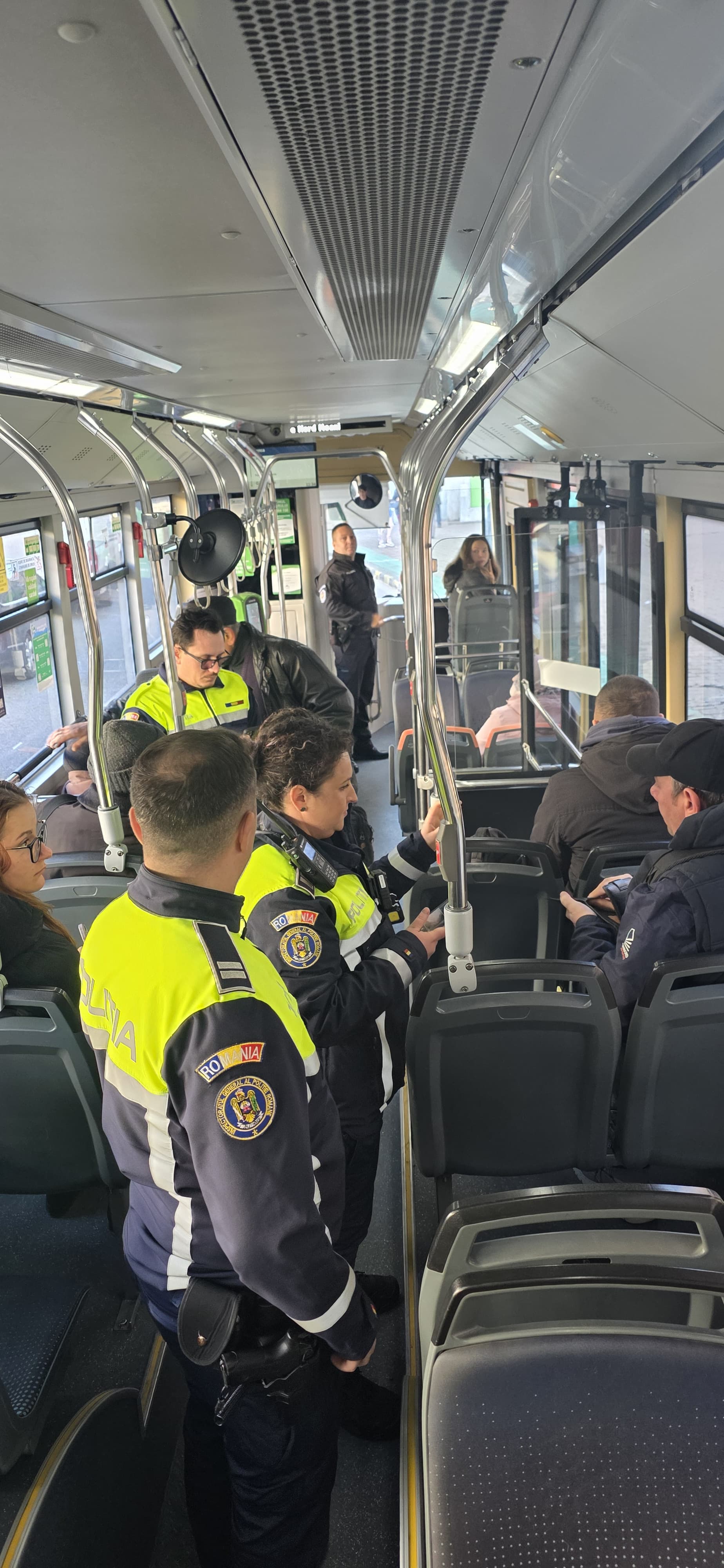 Razie a polițiștilor în autobuzele din municipiul Suceava. Au fost căutați hoți de buzunare și a fost depistat un hărțuitor sexual