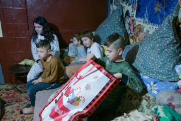 Daruri de Crăciun de la tinerii social-democrați pentru copii și vârstnici din familii necăjite