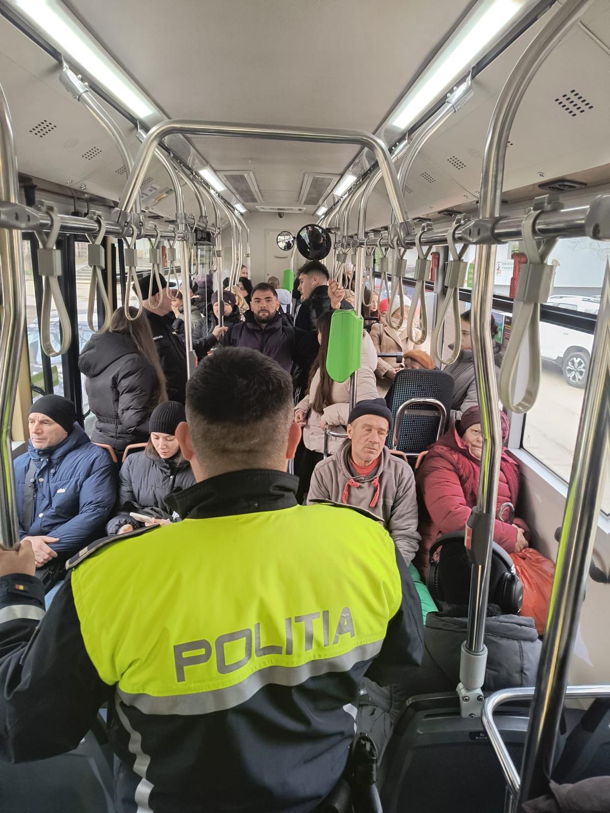 Razie a polițiștilor în autobuzele din municipiul Suceava. Au fost căutați hoți de buzunare și a fost depistat un hărțuitor sexual