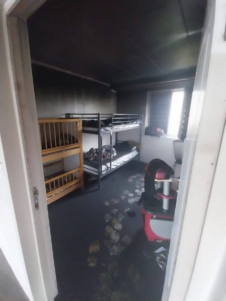 Casa unei familii cu 9 copii, cel mai mic de o lună de zile, afectată grav de un incendiu