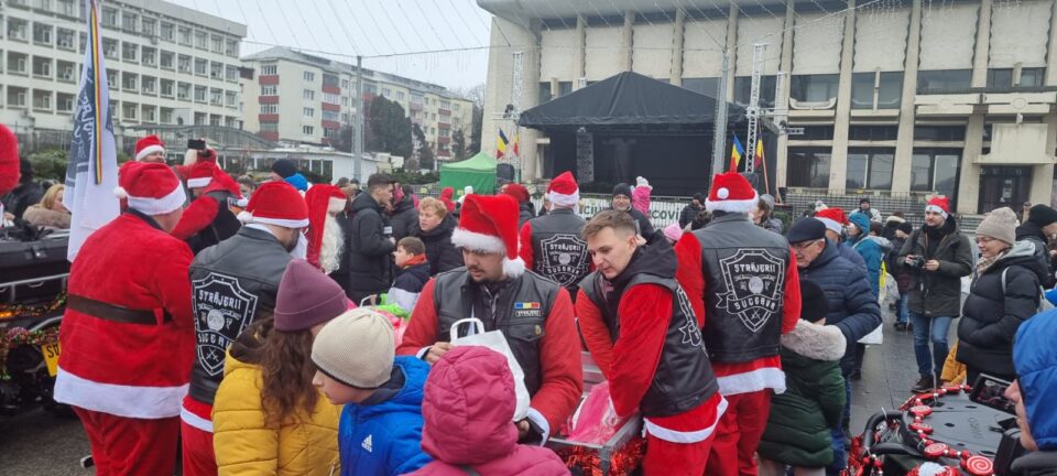 Aproape 100 de „Moș-Crăciuni pe două roți” au defilat prin Suceava și au împărțit sute de cadouri