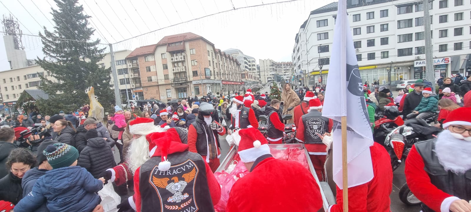 Aproape 100 de „Moș-Crăciuni pe două roți” au defilat prin Suceava și au împărțit sute de cadouri