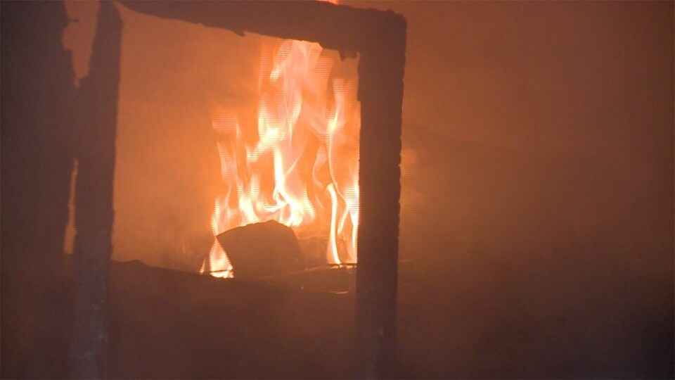 Incendiu puternic la Dumbrăveni. Bărbat scos decedat din locuința în care a pornit focul