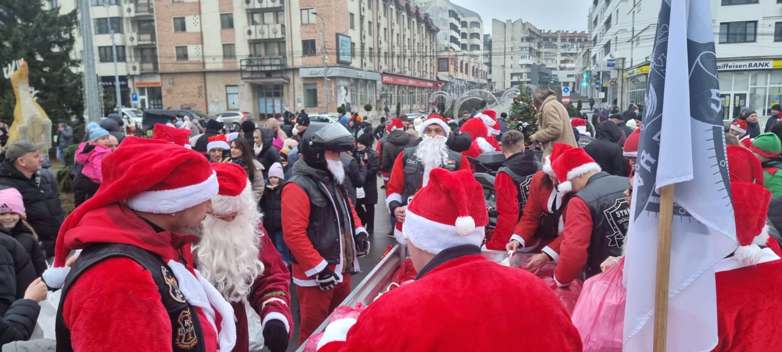 Aproape 100 de „Moș-Crăciuni pe două roți” au defilat prin Suceava și au împărțit sute de cadouri
