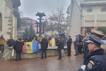 Drapelul găurit, simbolul Revoluției, la pomenirea eroilor, în centrul Sucevei
