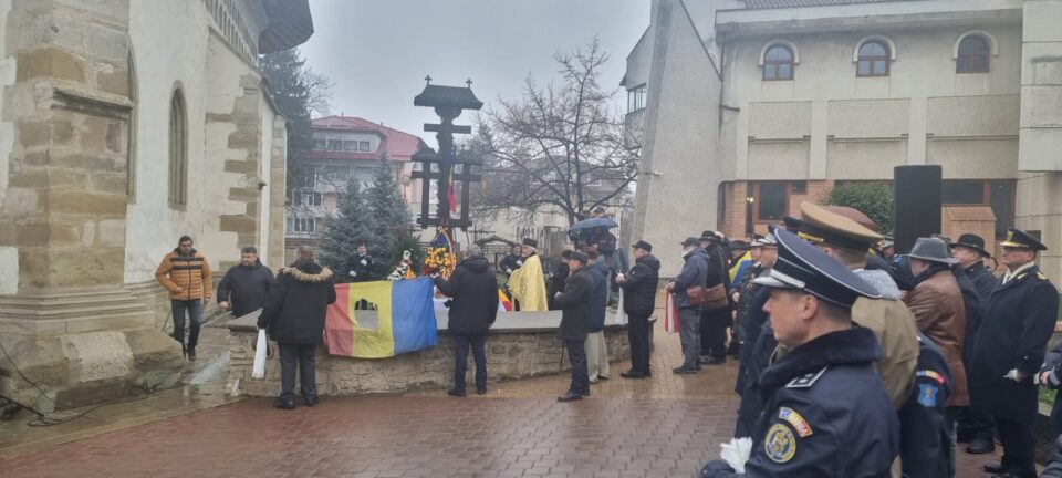 Drapelul găurit, simbolul Revoluției, la pomenirea eroilor, în centrul Sucevei