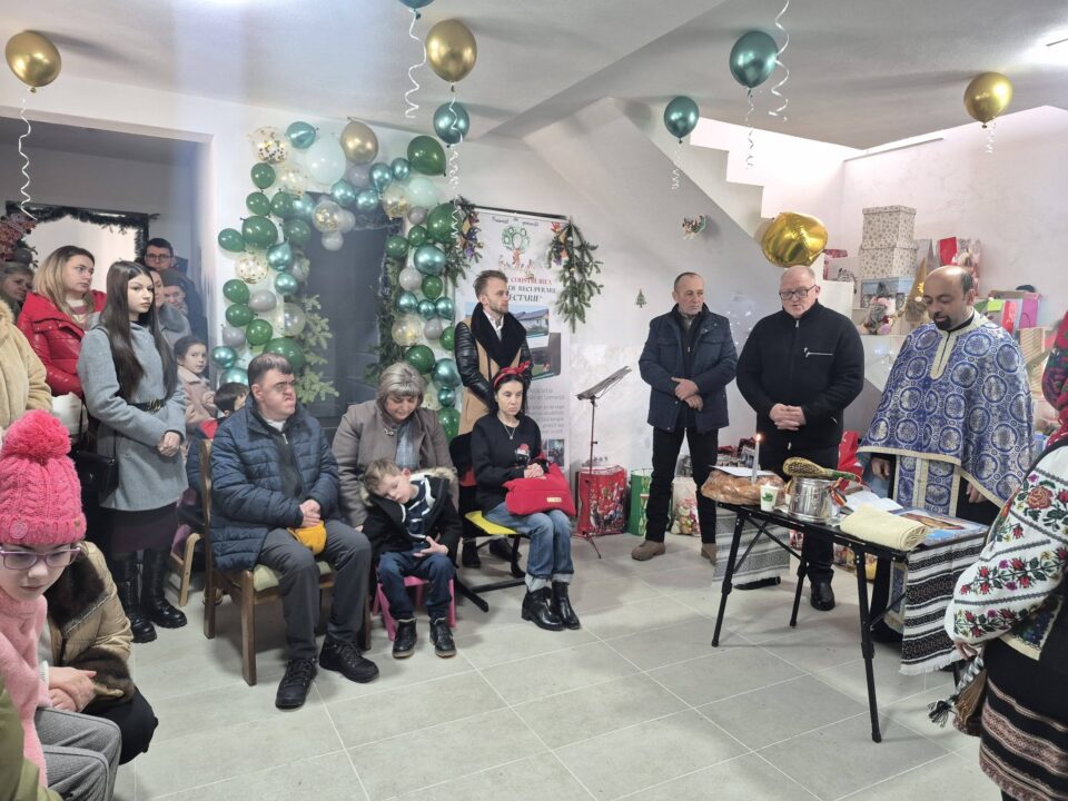 Evenimentul caritabil „Și tu poți fi Moș Crăciun”, ediția a XIII-a, la Câmpulung Moldovenesc. Sfințirea centrului „Theraspa Bucovina”