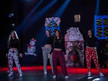 „O seară de poveste în curtea lui Moș Crăciun” – Spectacolul caritabil al Colegiului „ Al. cel Bun” Gura Humorului