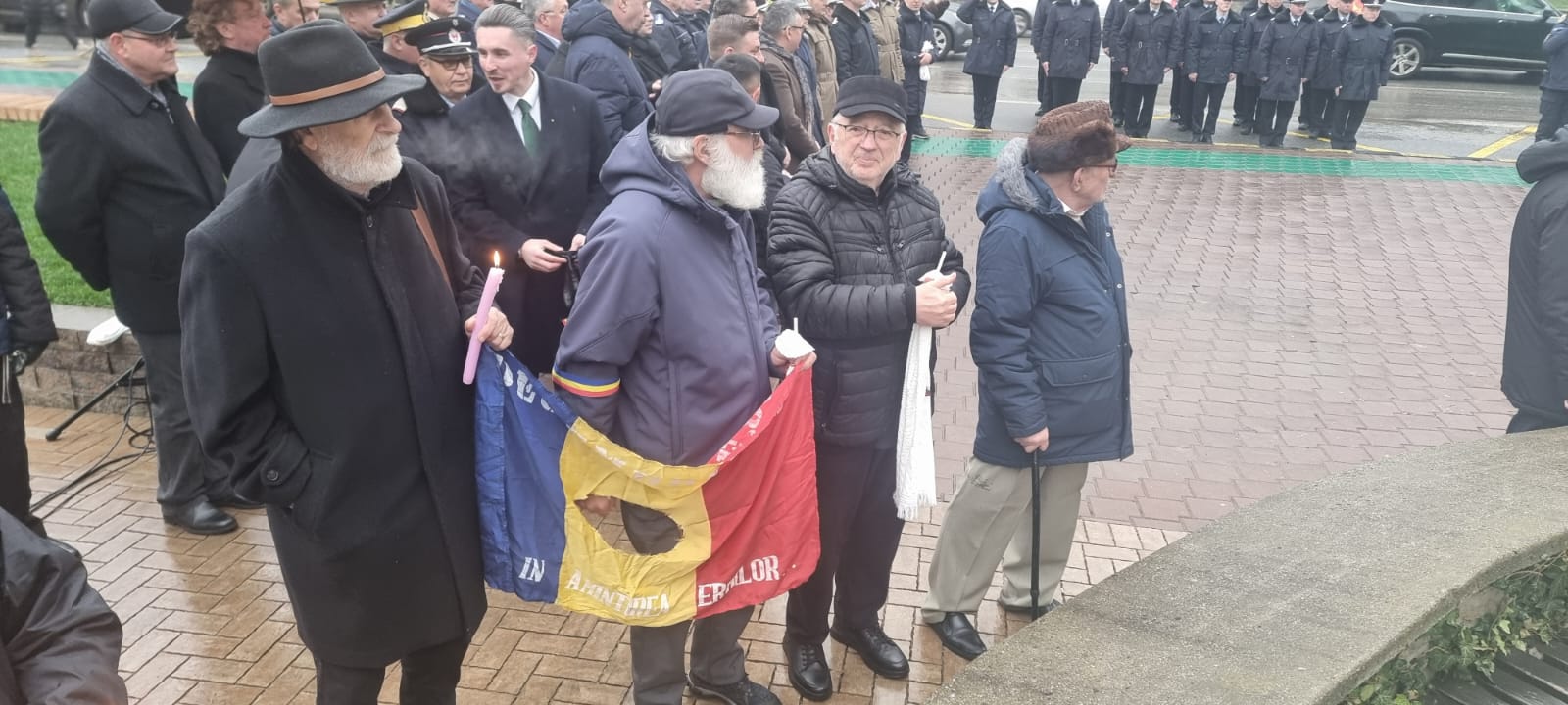 Drapelul găurit, simbolul Revoluției, la pomenirea eroilor, în centrul Sucevei