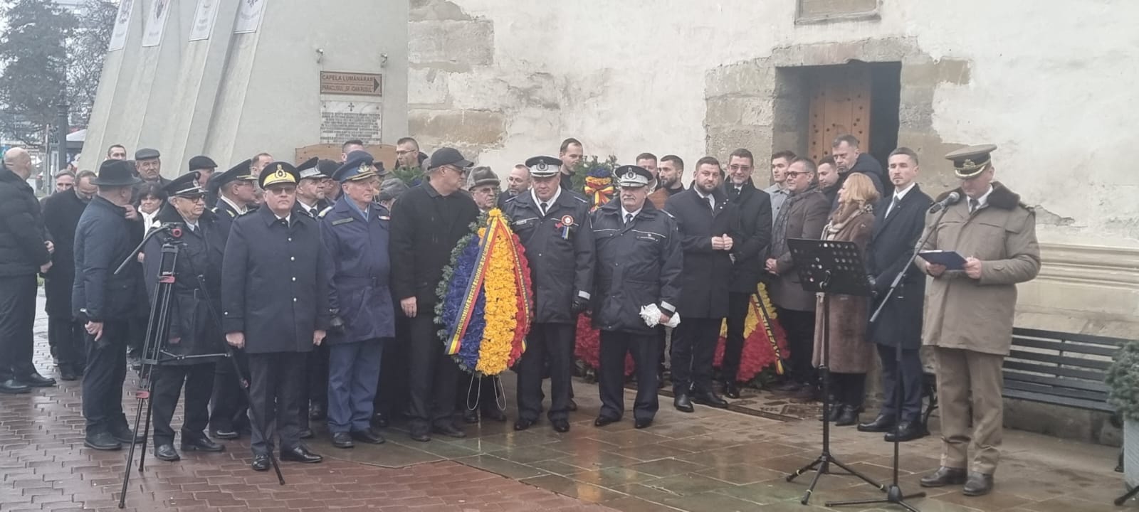 Drapelul găurit, simbolul Revoluției, la pomenirea eroilor, în centrul Sucevei