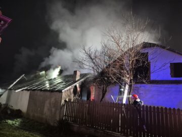 Bărbat de 68 de ani, mort după ce un burlan metalic a aprins tavanul din casă