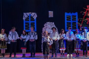 „O seară de poveste în curtea lui Moș Crăciun” – Spectacolul caritabil al Colegiului „ Al. cel Bun” Gura Humorului