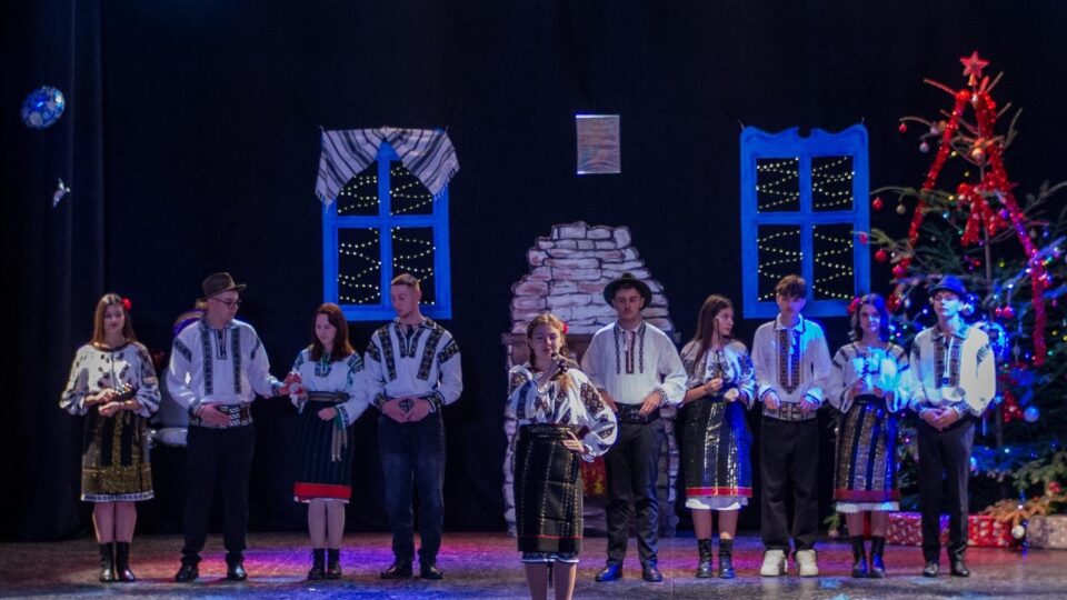 „O seară de poveste în curtea lui Moș Crăciun” – Spectacolul caritabil al Colegiului „ Al. cel Bun” Gura Humorului