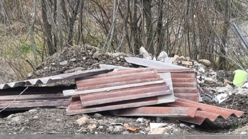 Plângere penală după ce resturi din demolări s-au găsit pe un teren din Vicovu de Sus