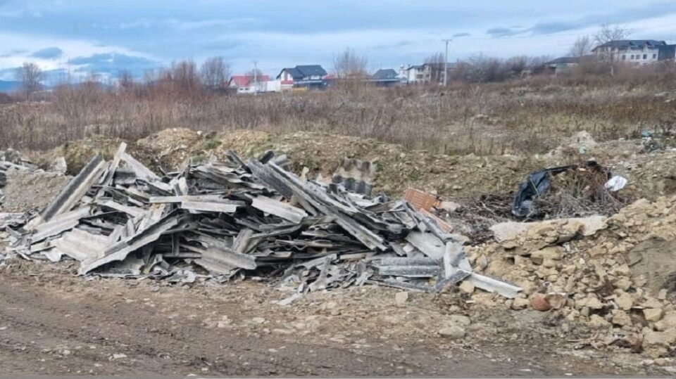 Plângere penală după ce resturi din demolări s-au găsit pe un teren din Vicovu de Sus