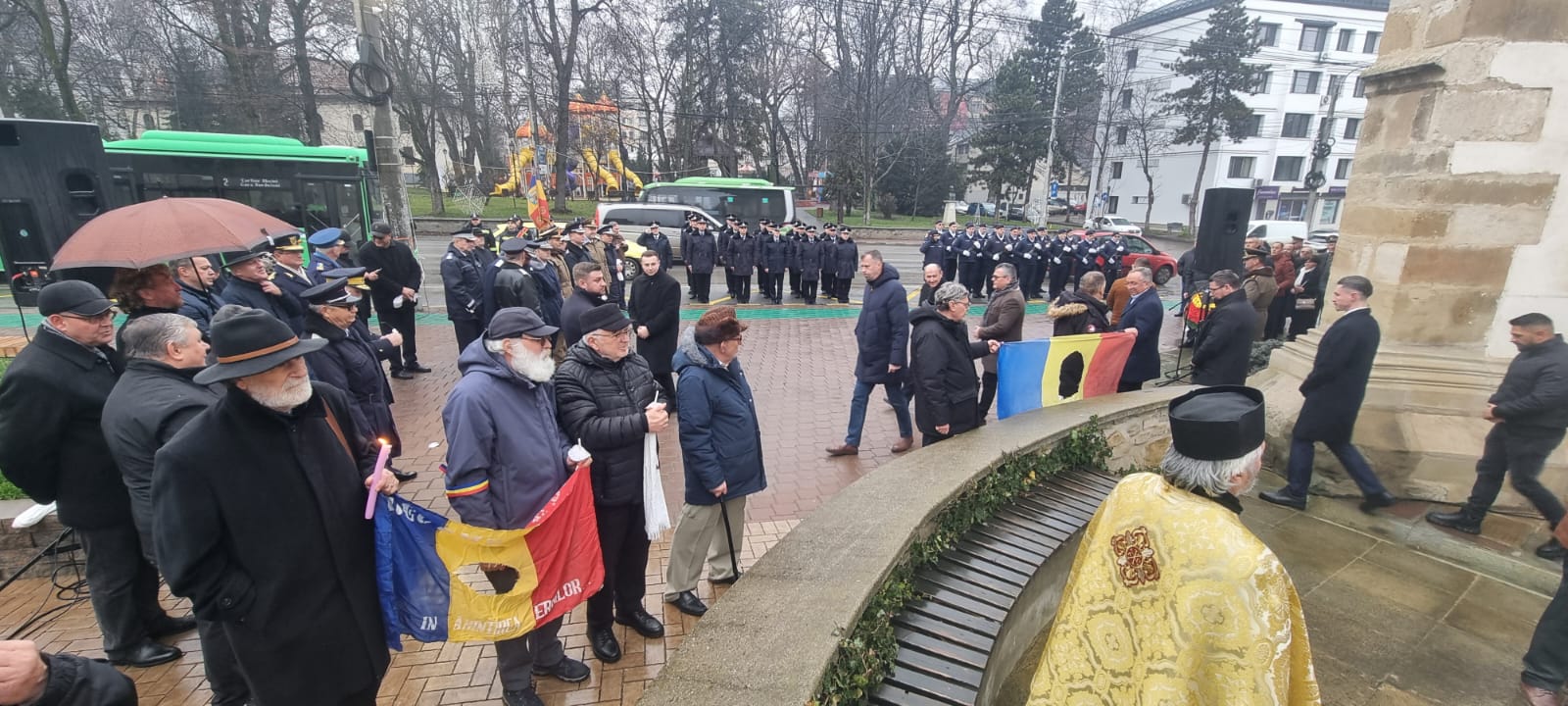 Drapelul găurit, simbolul Revoluției, la pomenirea eroilor, în centrul Sucevei