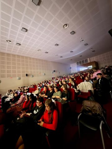 „O seară de poveste în curtea lui Moș Crăciun” – Spectacolul caritabil al Colegiului „ Al. cel Bun” Gura Humorului