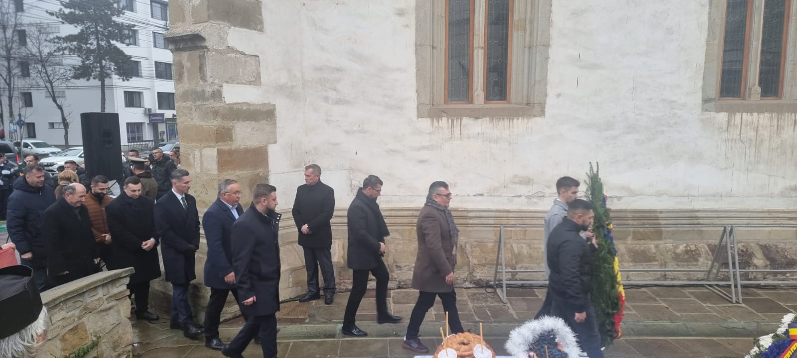 Drapelul găurit, simbolul Revoluției, la pomenirea eroilor, în centrul Sucevei