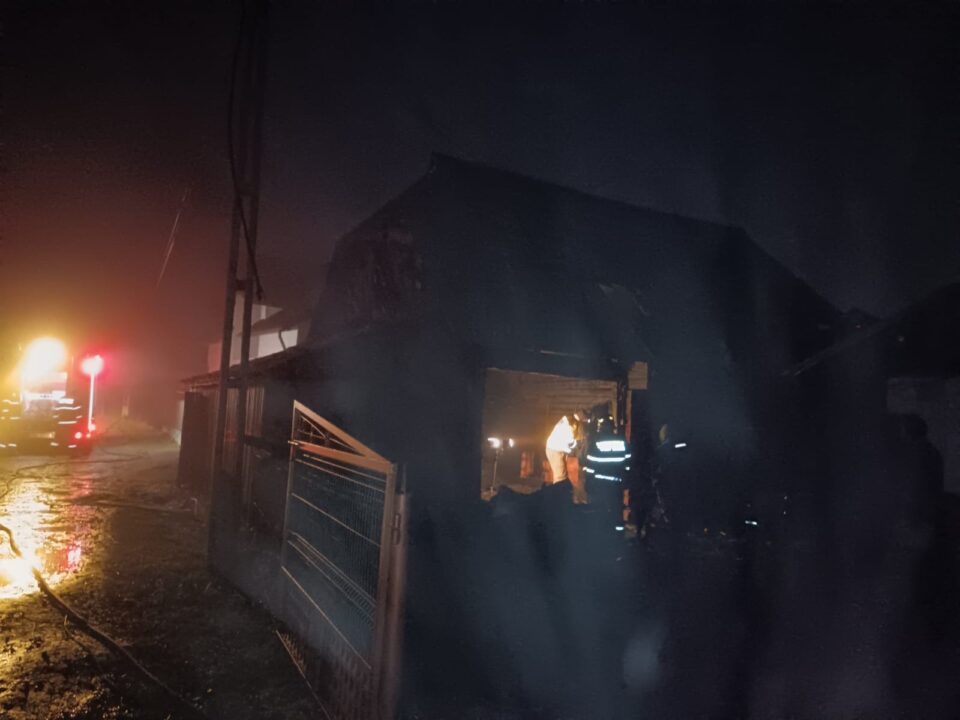 Incendiu puternic la un depozit de furaje și la un adăpost de animale, la Straja