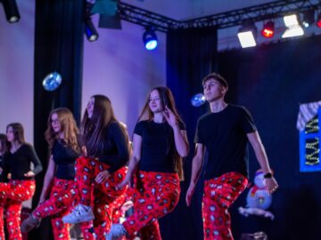 „O seară de poveste în curtea lui Moș Crăciun” – Spectacolul caritabil al Colegiului „ Al. cel Bun” Gura Humorului