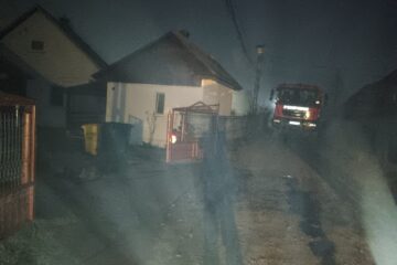 Incendiu puternic la un depozit de furaje și la un adăpost de animale, la Straja