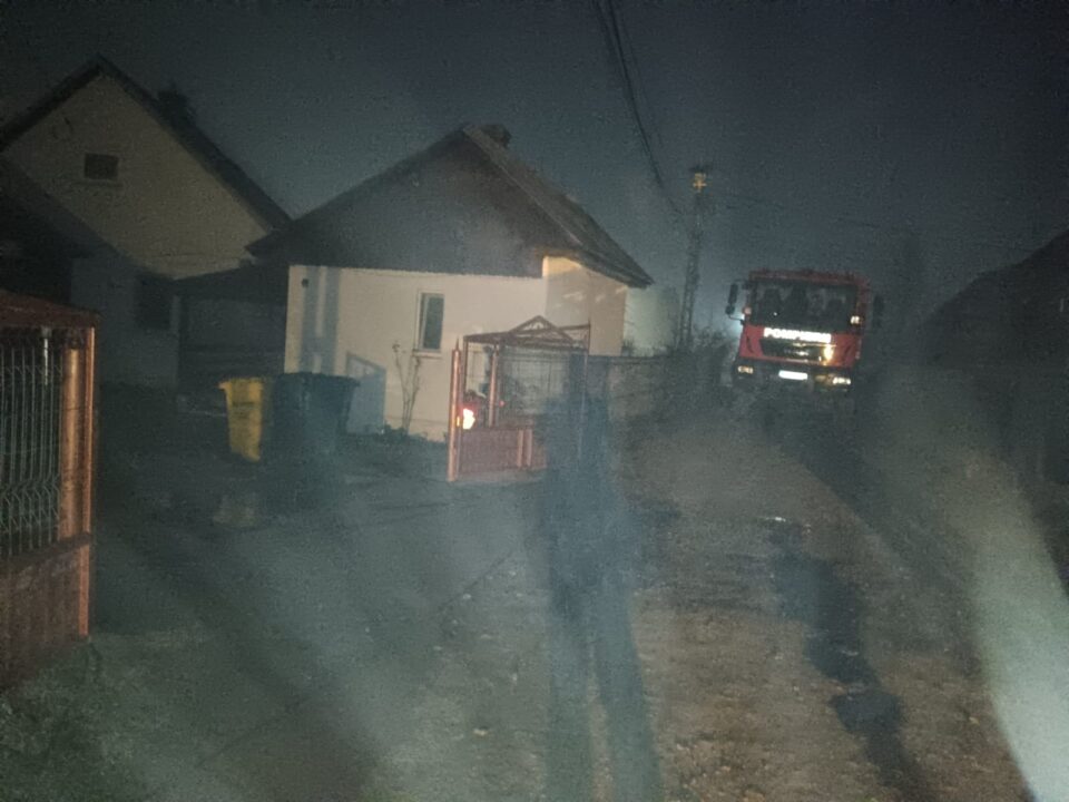 Incendiu puternic la un depozit de furaje și la un adăpost de animale, la Straja