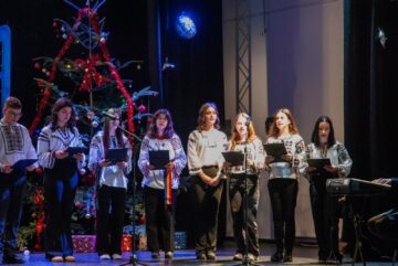 „O seară de poveste în curtea lui Moș Crăciun” – Spectacolul caritabil al Colegiului „ Al. cel Bun” Gura Humorului