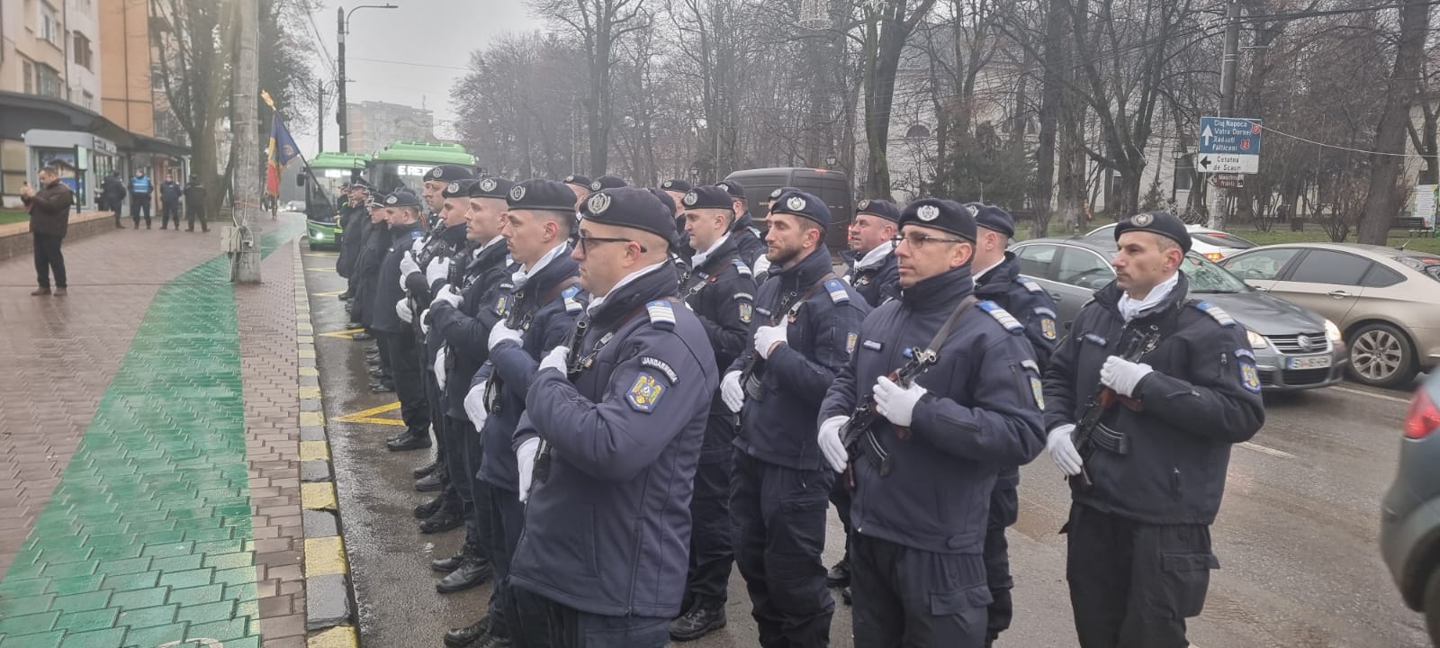 Drapelul găurit, simbolul Revoluției, la pomenirea eroilor, în centrul Sucevei